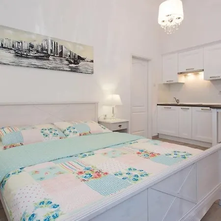 Stonehouse Ичичи